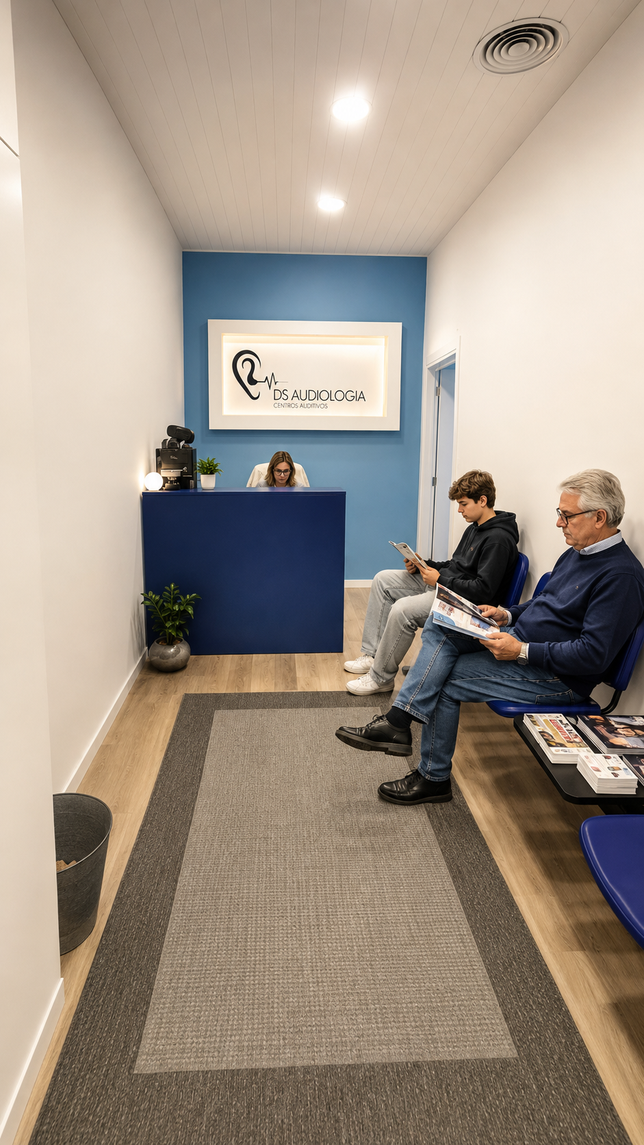 Sala de espera da DS Audiologia com um adolescente aguardando o check-up auditivo