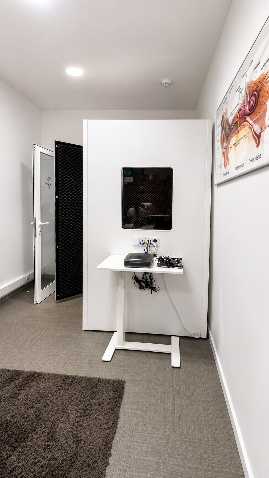 Sala de avaliação auditiva da DS Audiologia com equipamento clínico